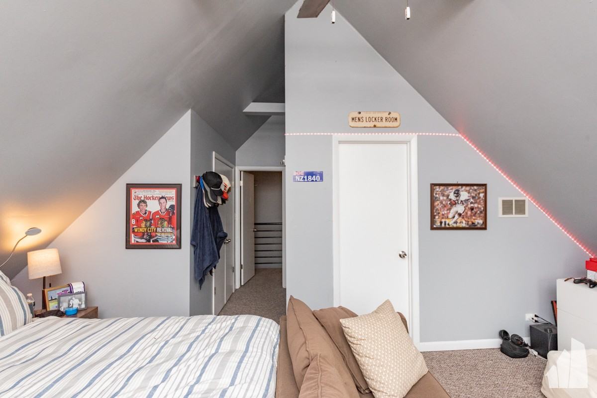 1057 W Cornelia Ave #2 - Photo 5 of 10