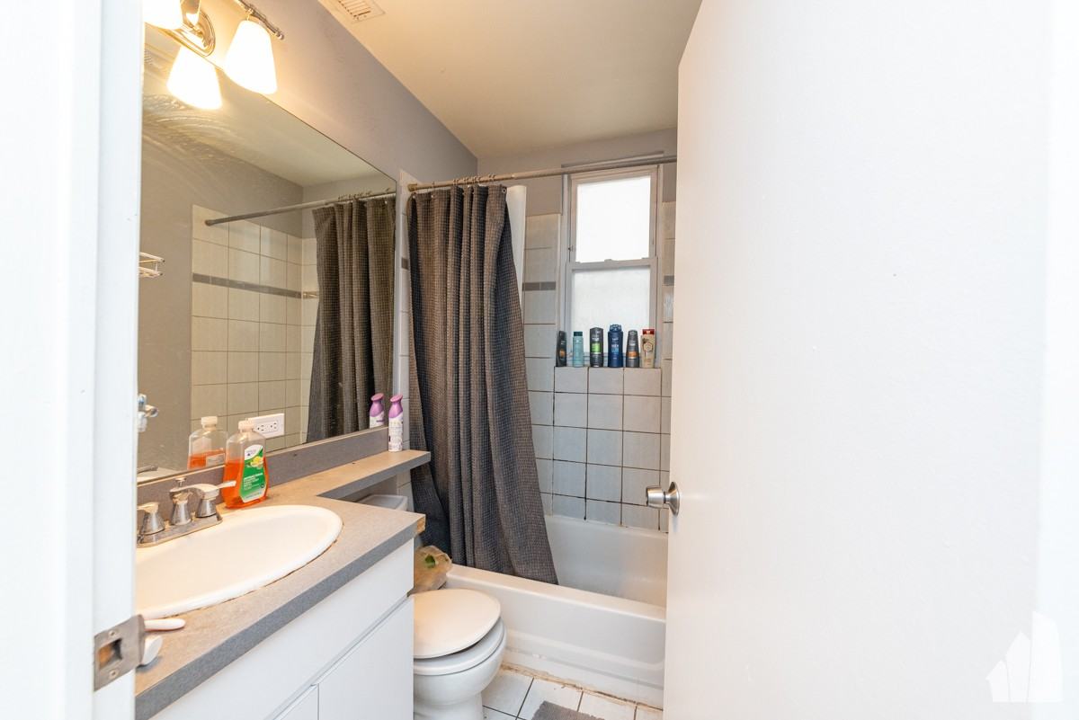 1057 W Cornelia Ave #2 - Photo 6 of 10