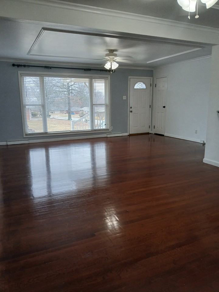 2422 Wembley Dr #NA - Photo 2 of 18