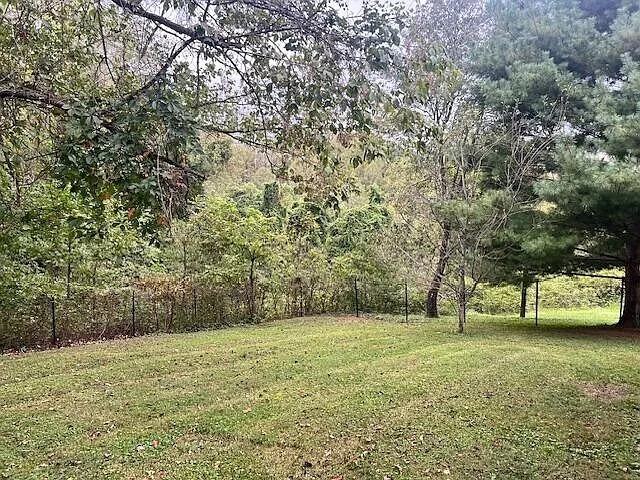 219 Pine St #NA - Photo 3 of 12