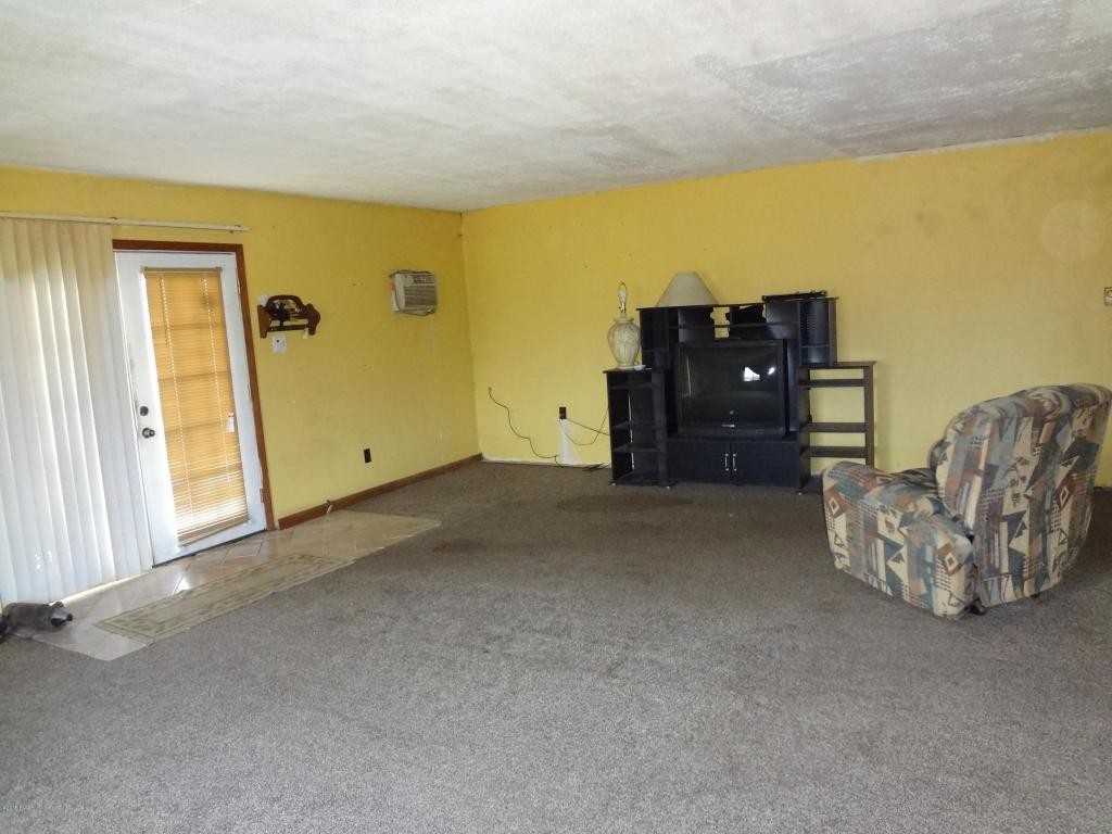 1058 Main St - Photo 2 of 7