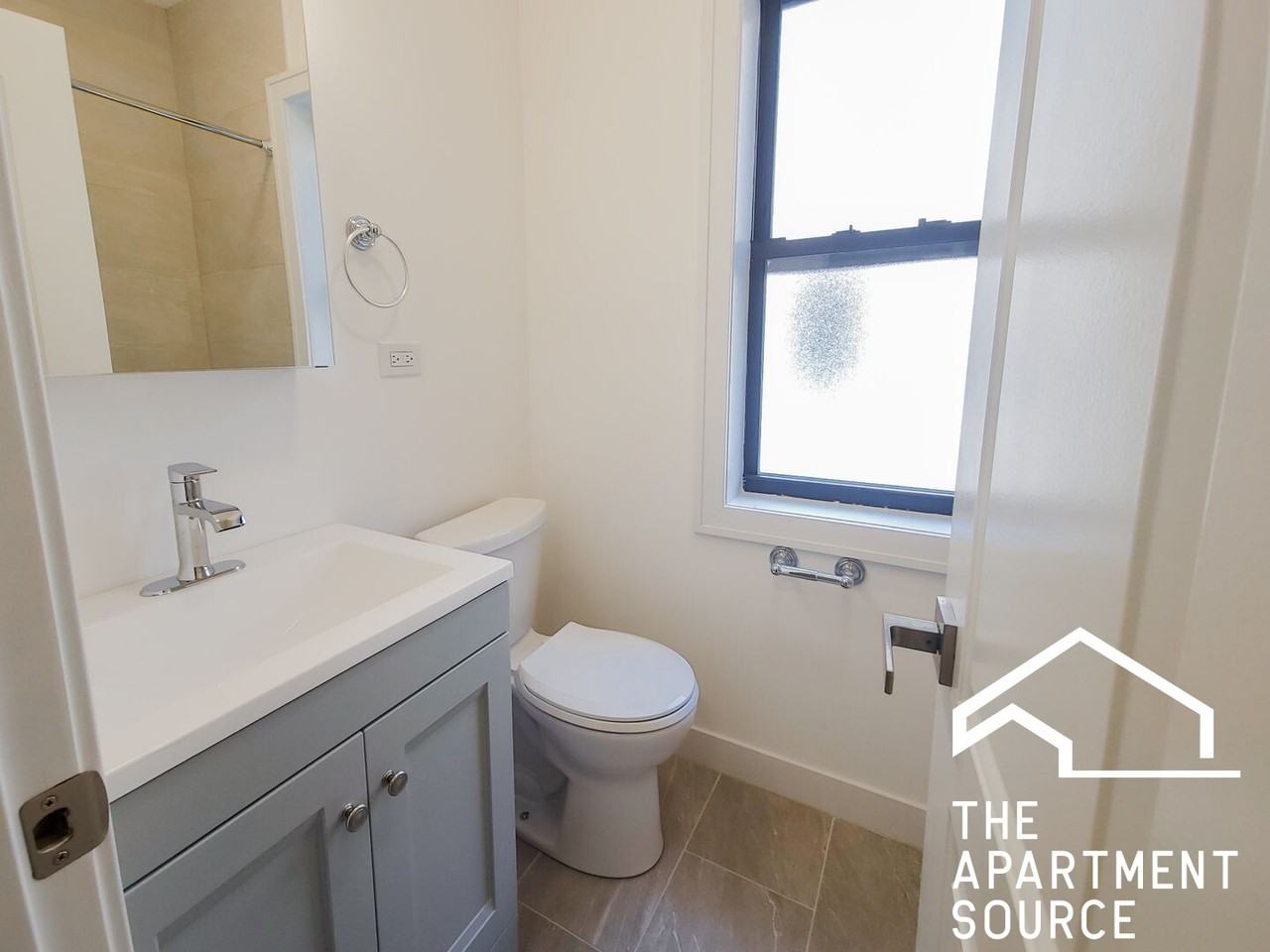1948 W Wilson Ave #2R - Photo 5 of 12