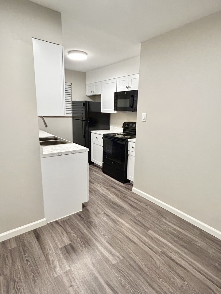 GRACE LANDINGS APARTMENTS - Photo 4 of 32