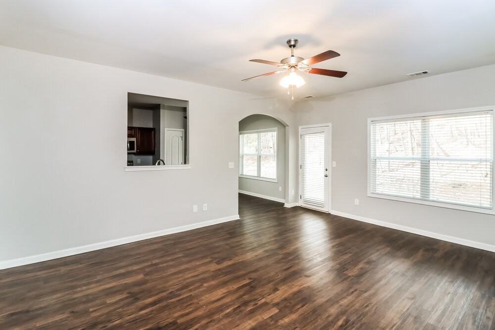 335 Hawthorn Dr - Photo 5 of 17