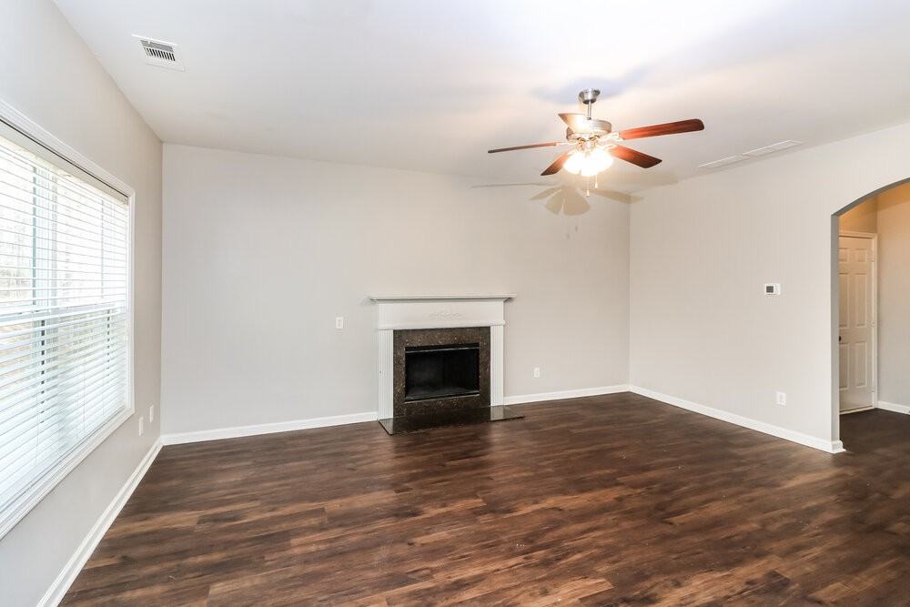 335 Hawthorn Dr - Photo 6 of 17