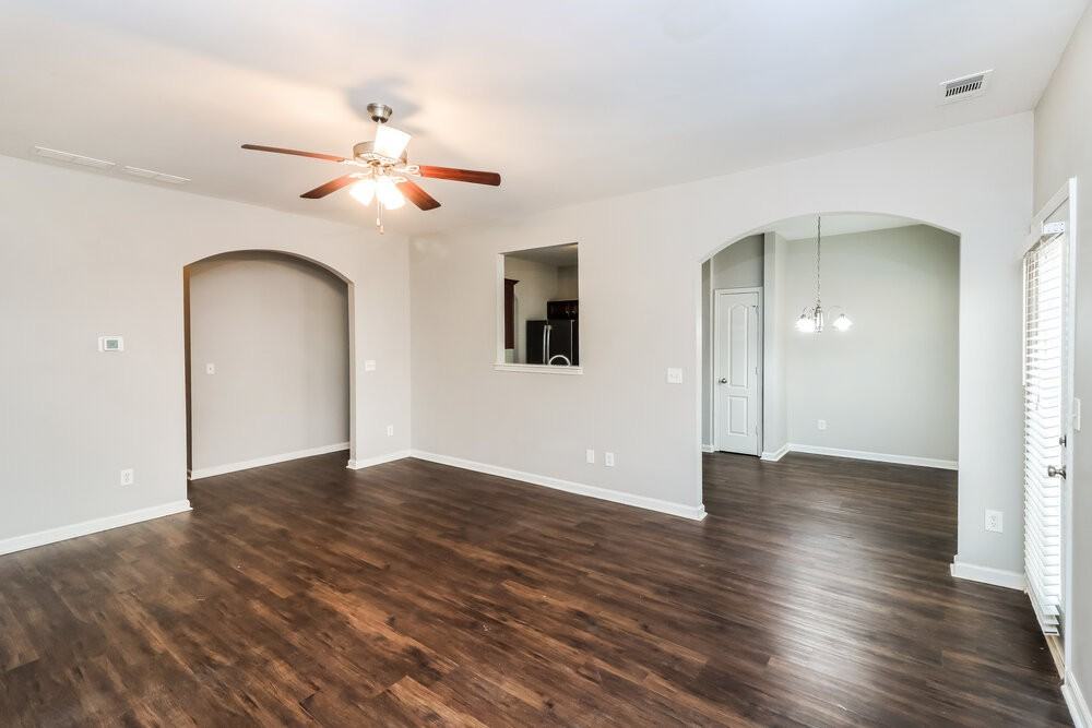 335 Hawthorn Dr - Photo 7 of 17