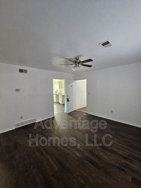 711 N 70th St #C - Photo 5 of 20