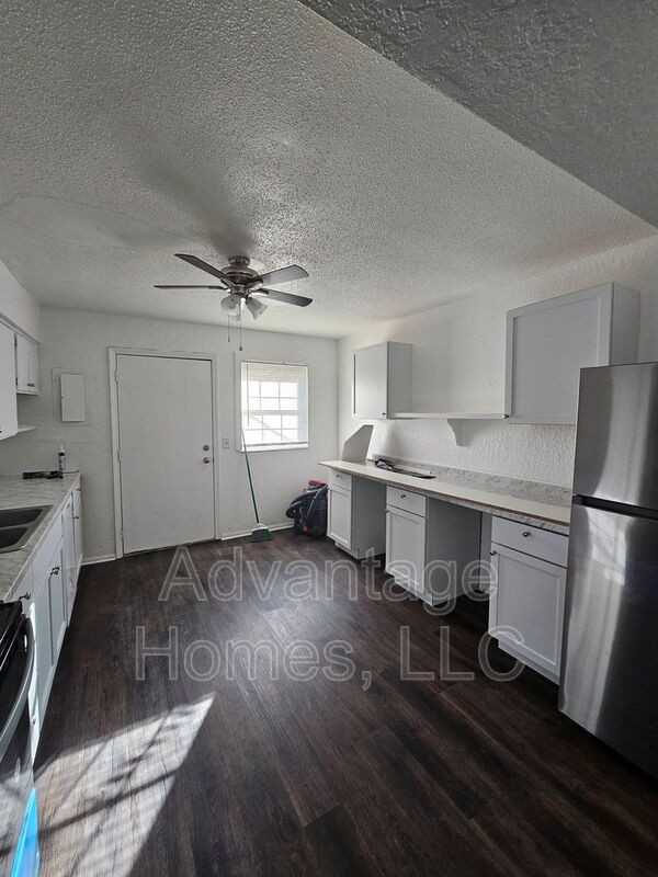 711 N 70th St #C - Photo 6 of 20