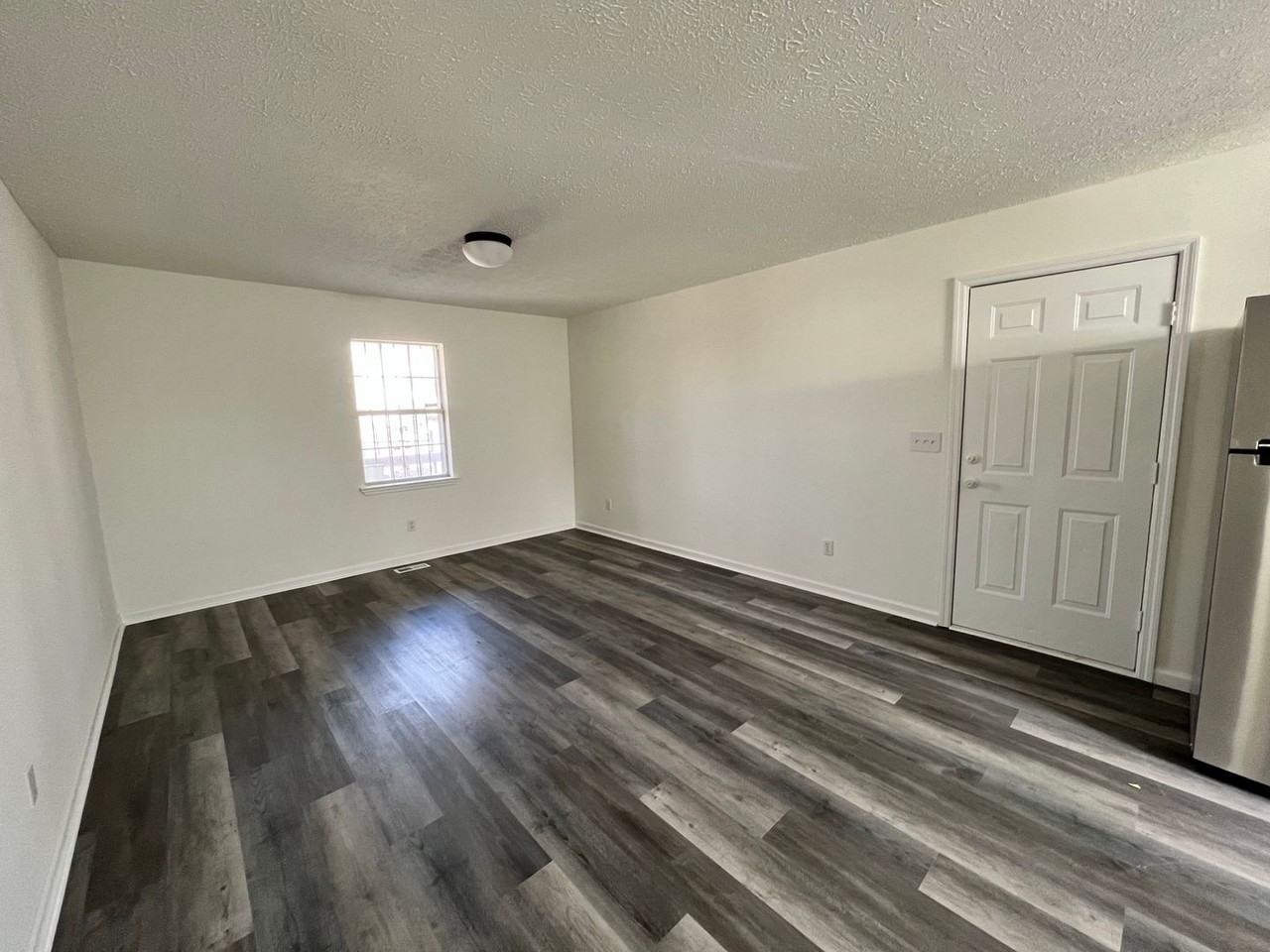 802 Aubrey Ave - Photo 4 of 19
