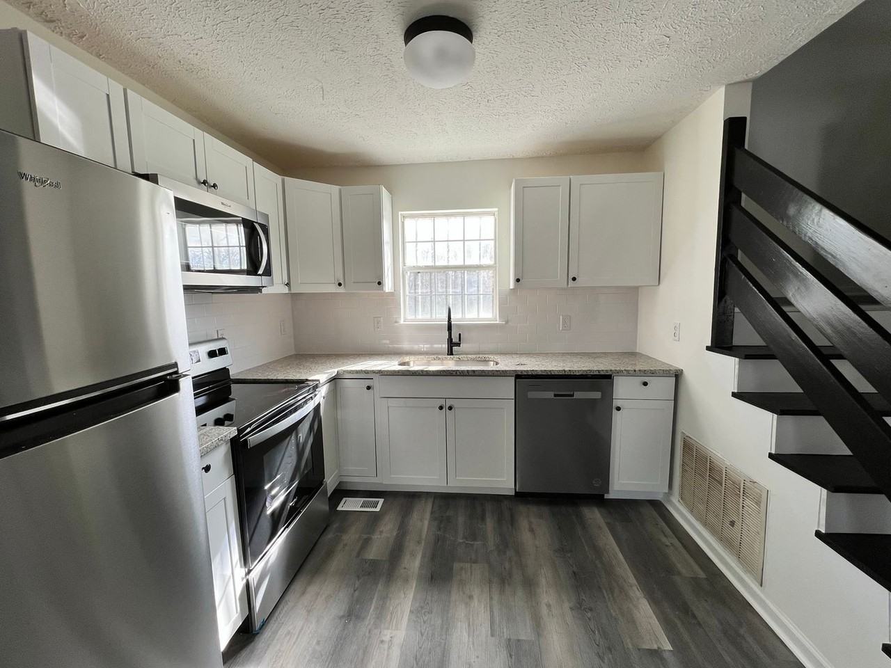 802 Aubrey Ave - Photo 5 of 19