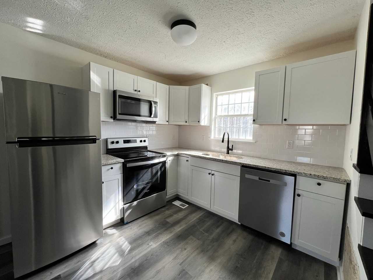802 Aubrey Ave - Photo 6 of 19