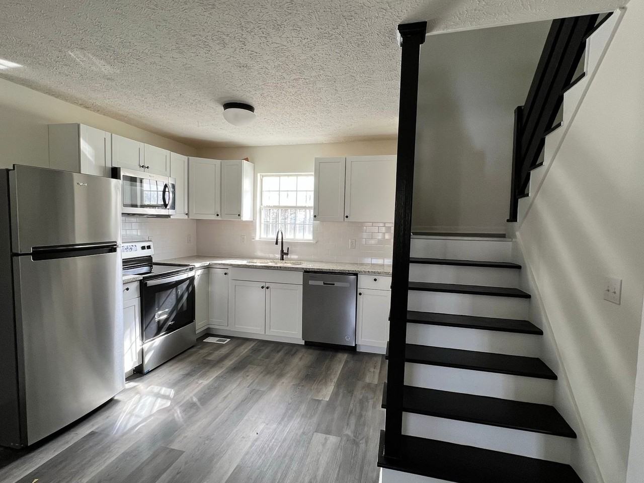 802 Aubrey Ave - Photo 7 of 19