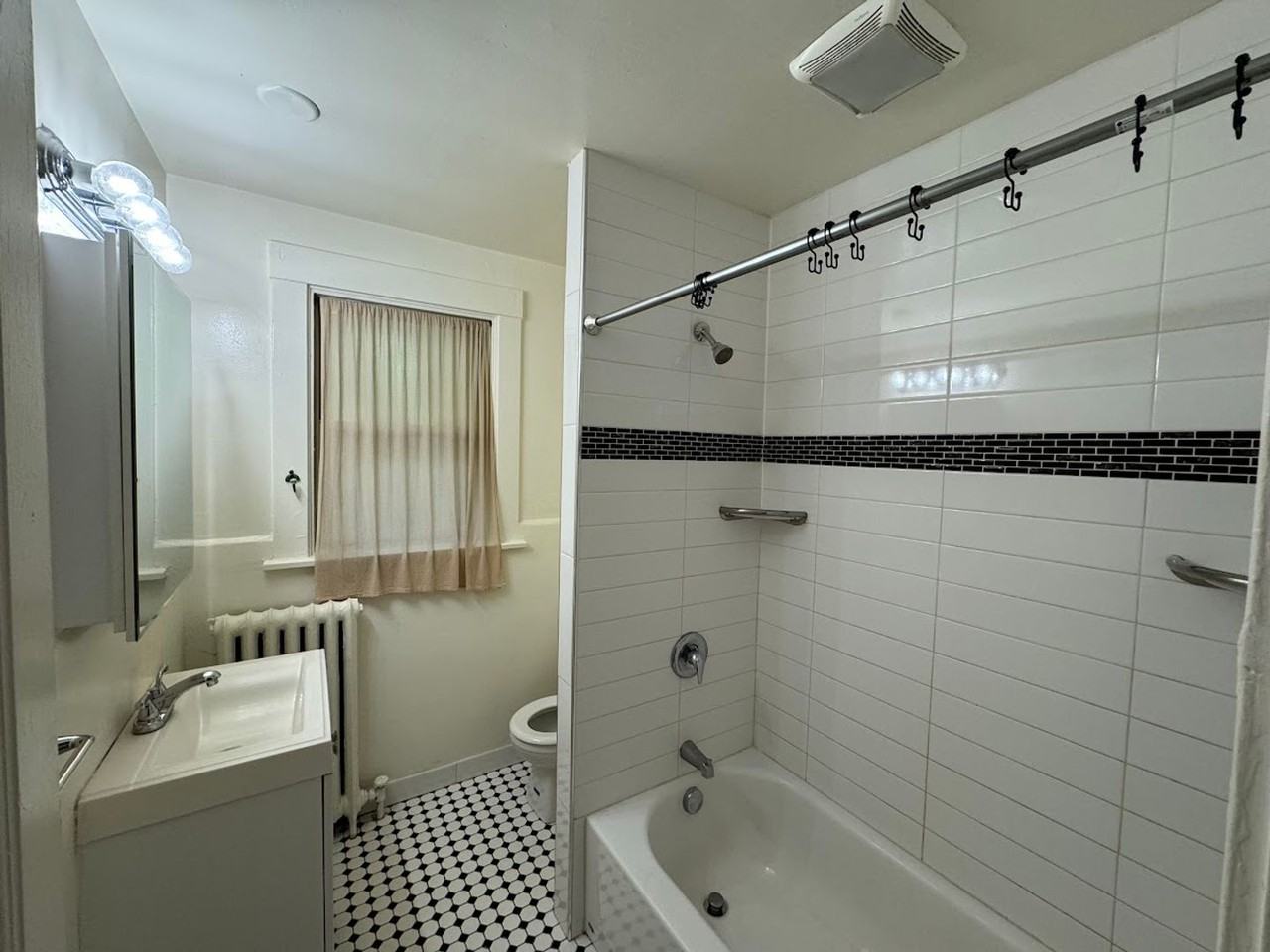 5921 Douglas St - Photo 4 of 23