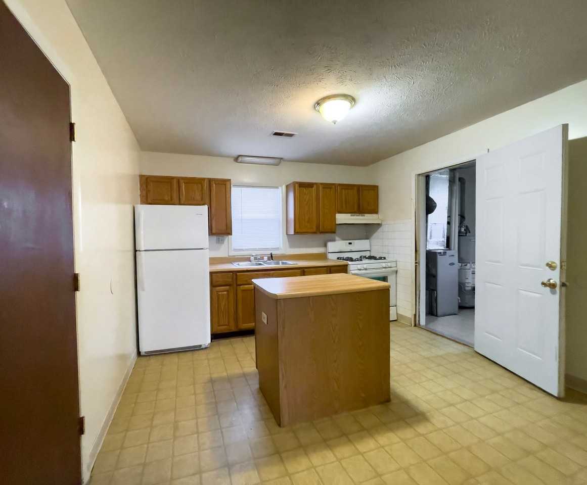 525 W 8th St - Photo 2 of 25