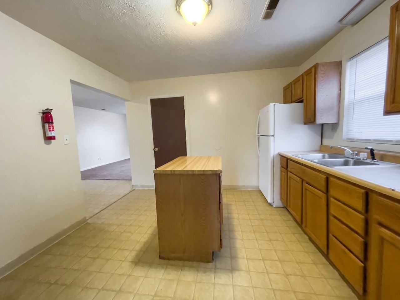 525 W 8th St - Photo 3 of 25