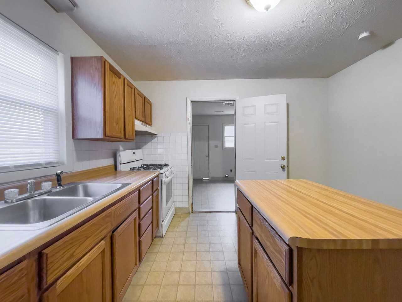 525 W 8th St - Photo 4 of 25