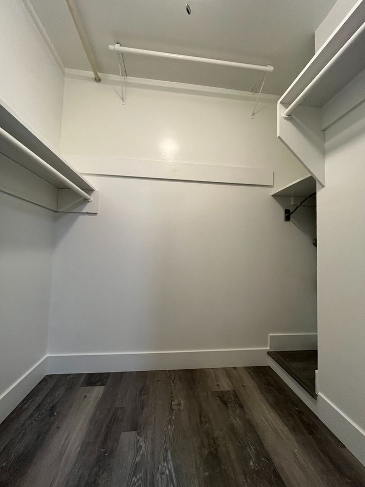 248 W Oak St - Photo 2 of 6