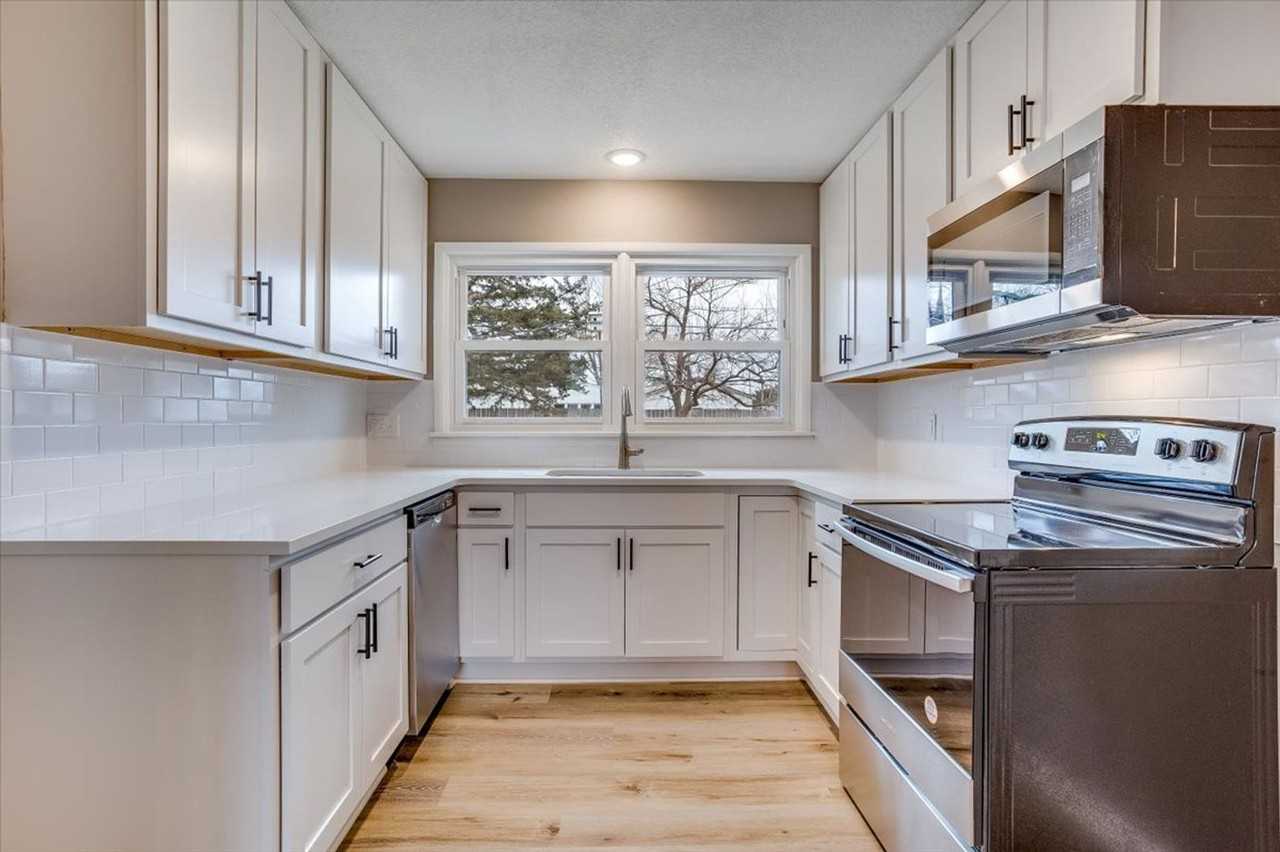 527 W 6th St - Photo 5 of 11