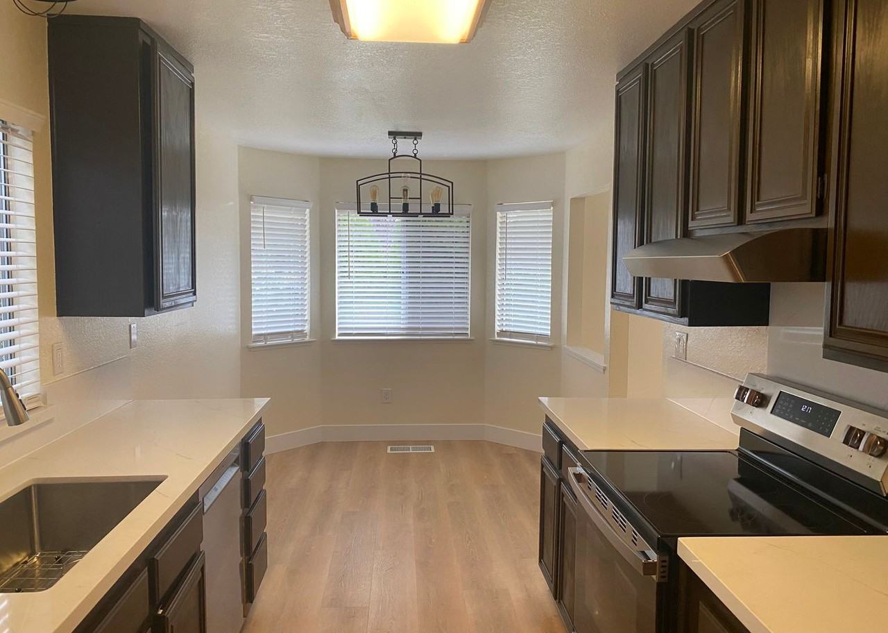 1120 Devonshire Ct - Photo 3 of 15