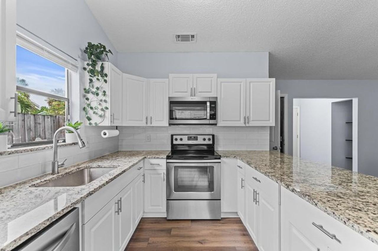 141 Rosewood Cir - Photo 2 of 26