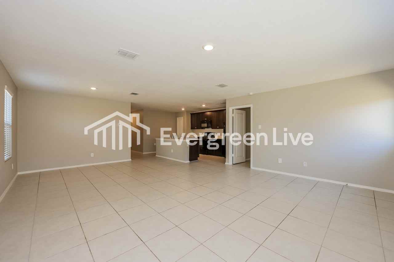 1021 Crestview Dr - Photo 3 of 15