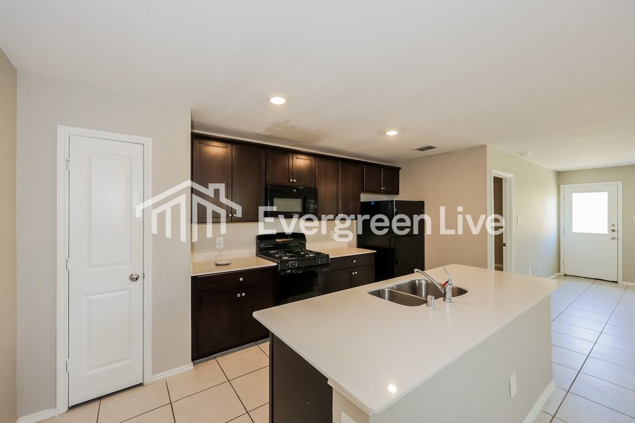 1021 Crestview Dr - Photo 4 of 15