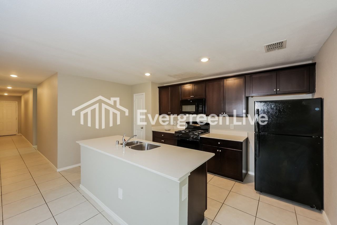 1021 Crestview Dr - Photo 5 of 15