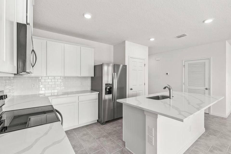 553 Sea Spray Dr - Photo 3 of 18