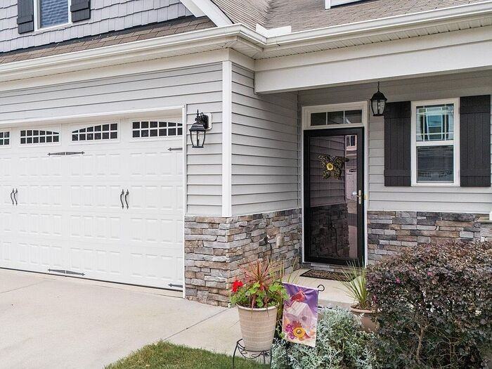 92 Radcliffe Ct - Photo 2 of 33