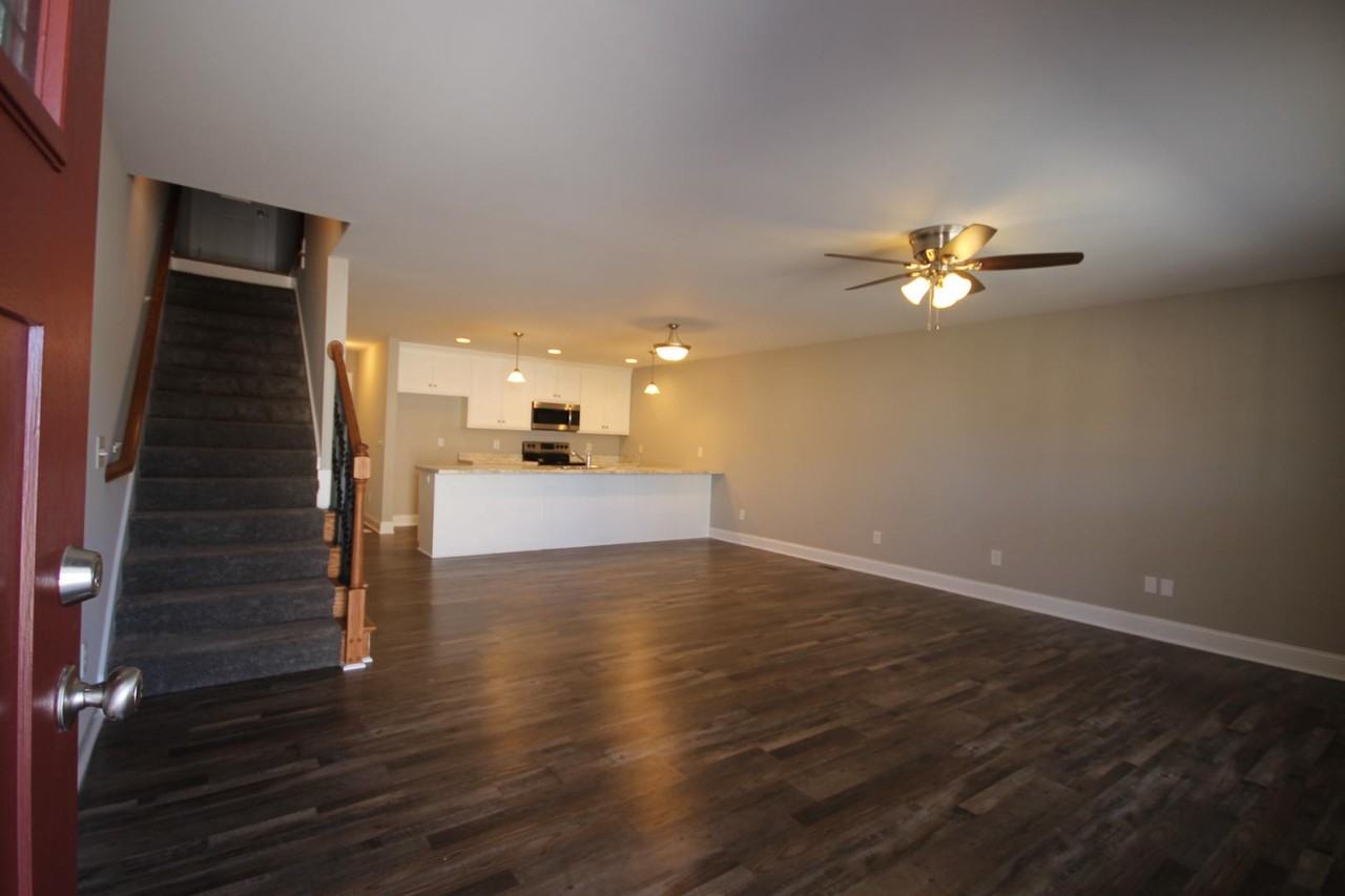 704 Cobblestone Dr - Photo 3 of 13