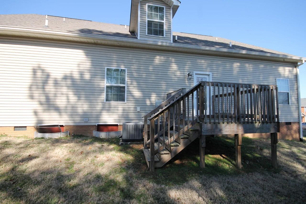 704 Cobblestone Dr - Photo 4 of 13