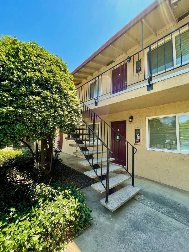 7th Street Manor - Photo 3 of 37