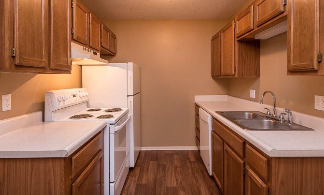 Spring Hill Plaza Apartments - Photo 6 of 32