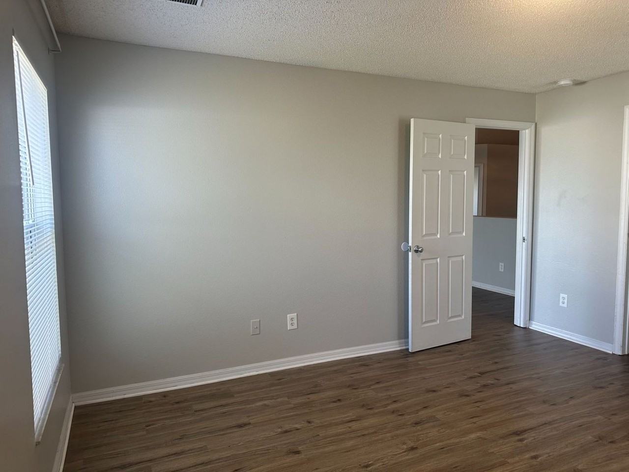 1001 Lake Charles Dr - Photo 6 of 27