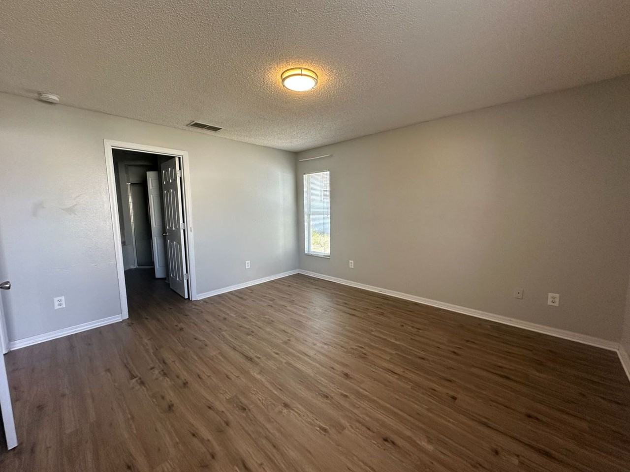 1001 Lake Charles Dr - Photo 7 of 27