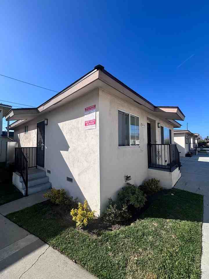 211 Wolff St - Photo 3 of 15