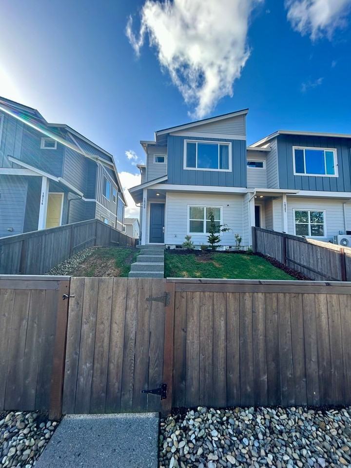 18200 Ne 47th Ave - Photo 2 of 23