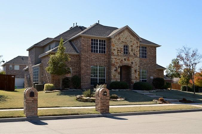 7802 Amesbury Ln - Photo 2 of 38