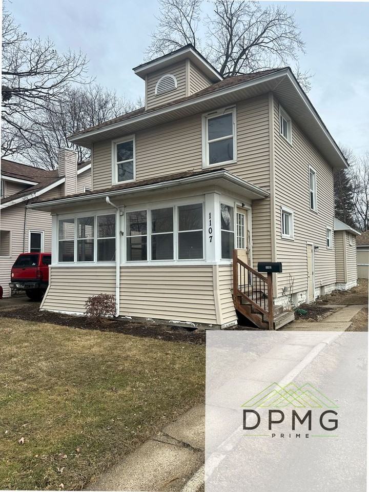 1107 S Grand Ave - Photo 2 of 15