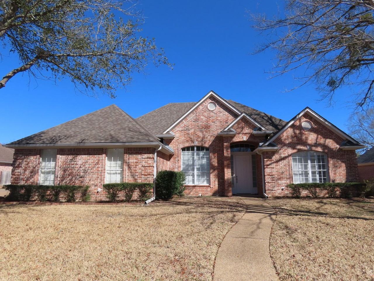 1221 River Bend Dr - Photo 2 of 40