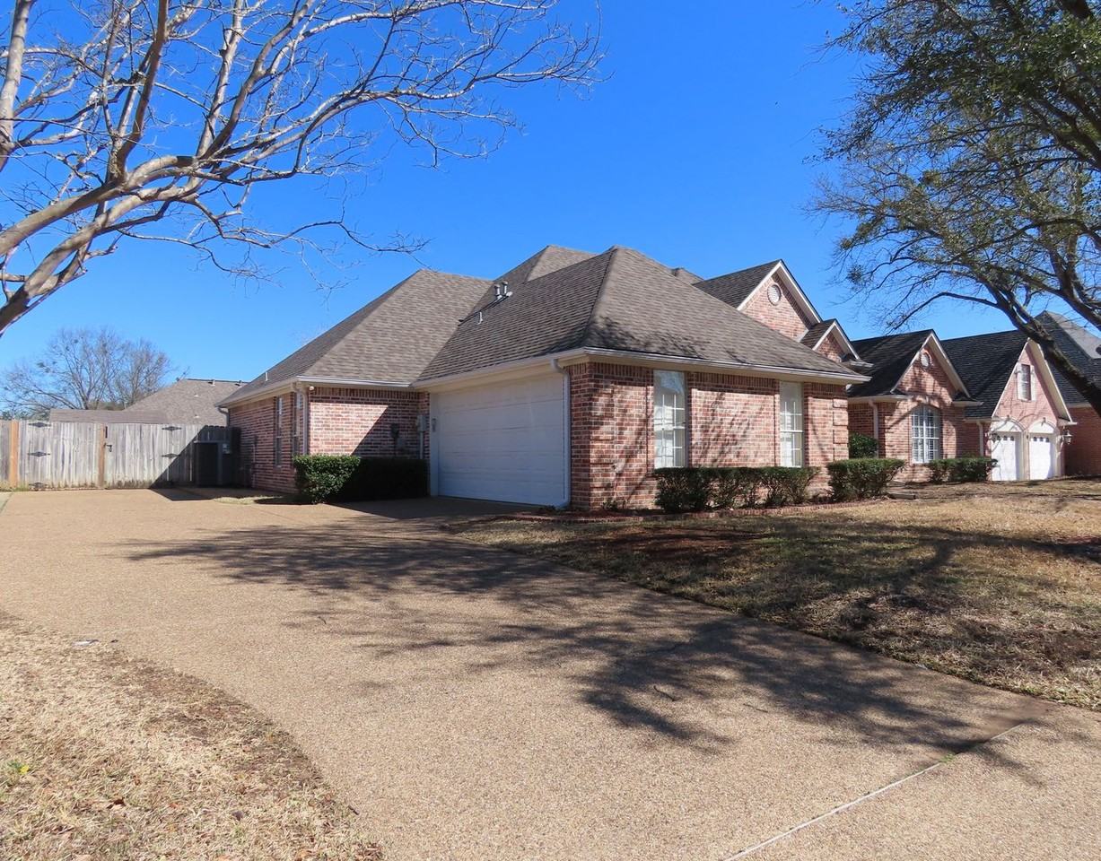 1221 River Bend Dr - Photo 3 of 40