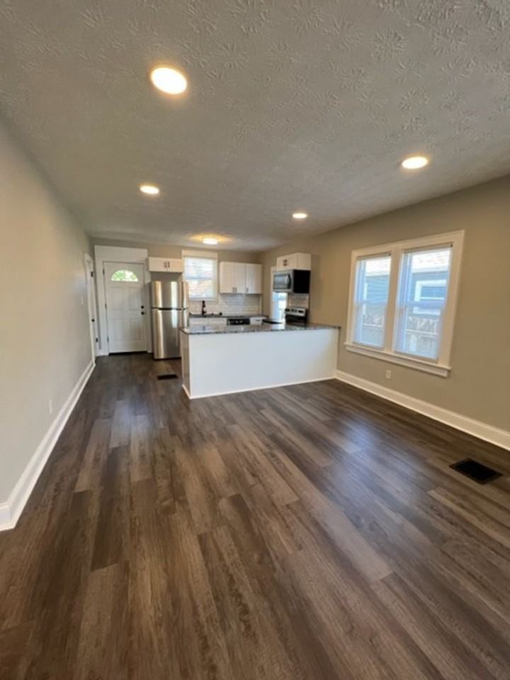 806 E Mithoff St - Photo 5 of 19