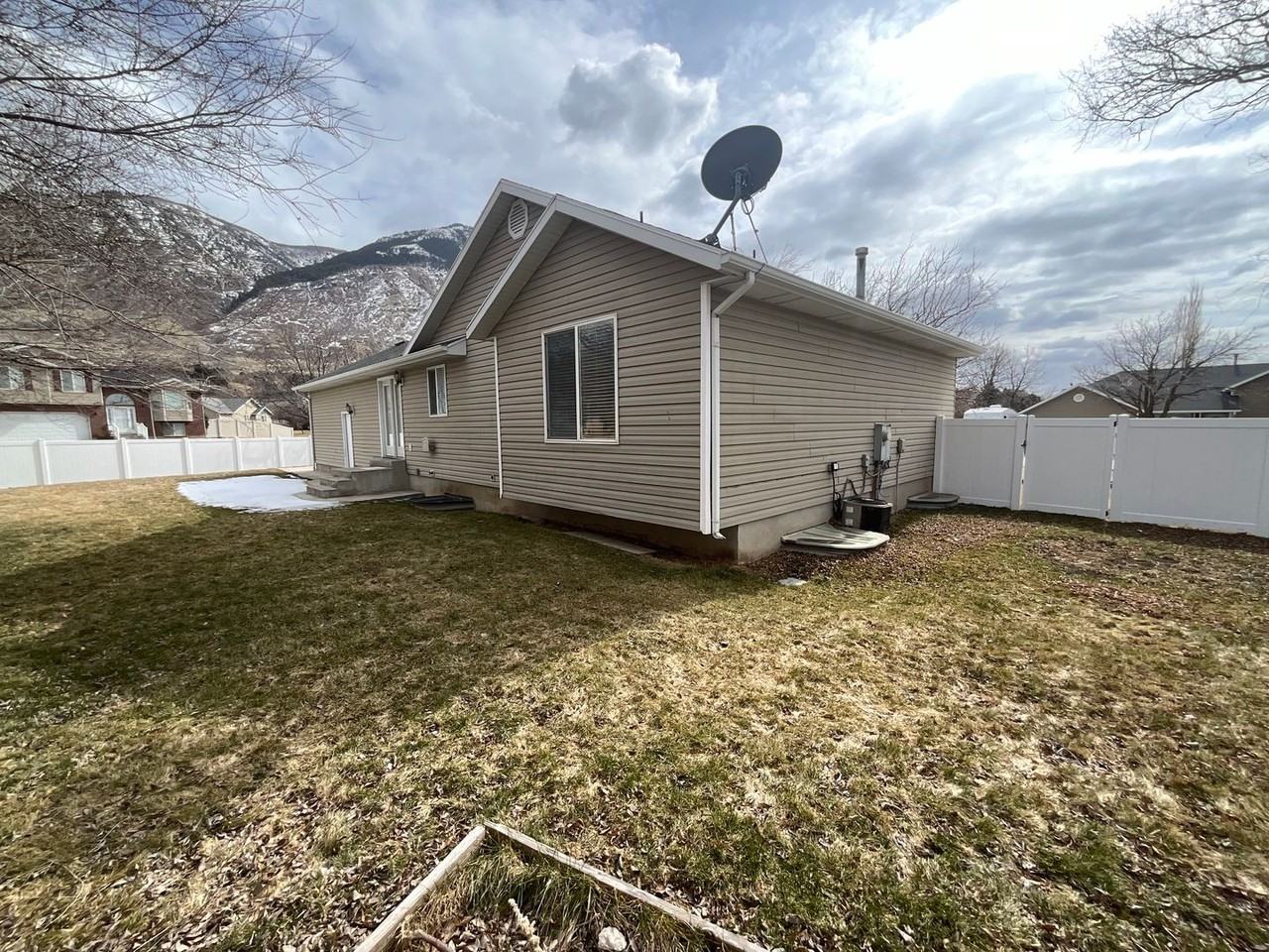842 E 1850 N - Photo 7 of 33