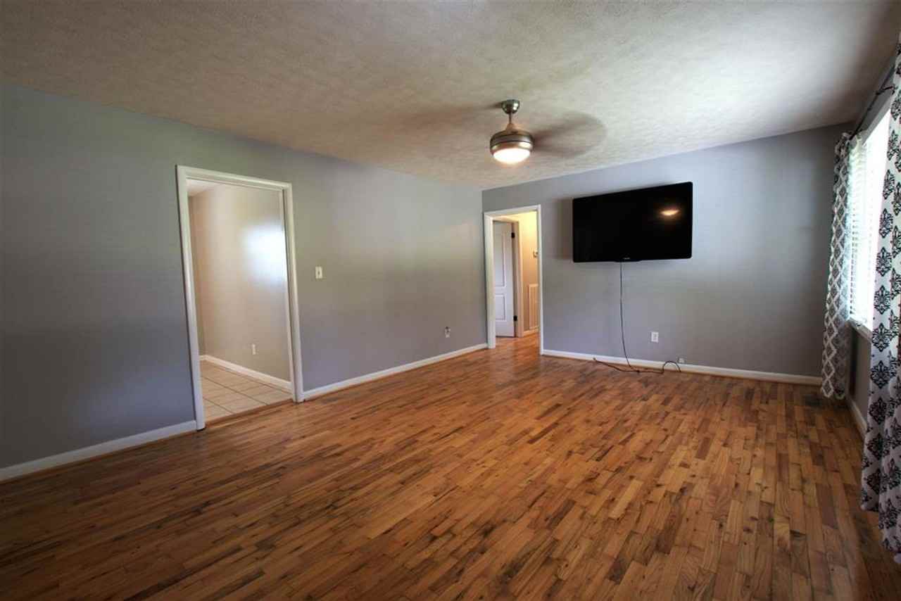 616 Alabama Ave Se - Photo 6 of 24