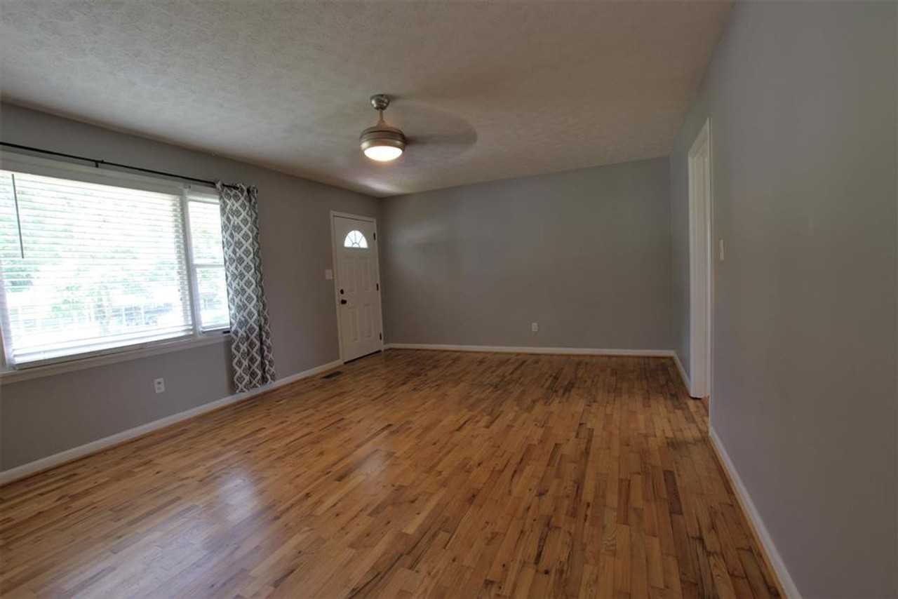 616 Alabama Ave Se - Photo 7 of 24