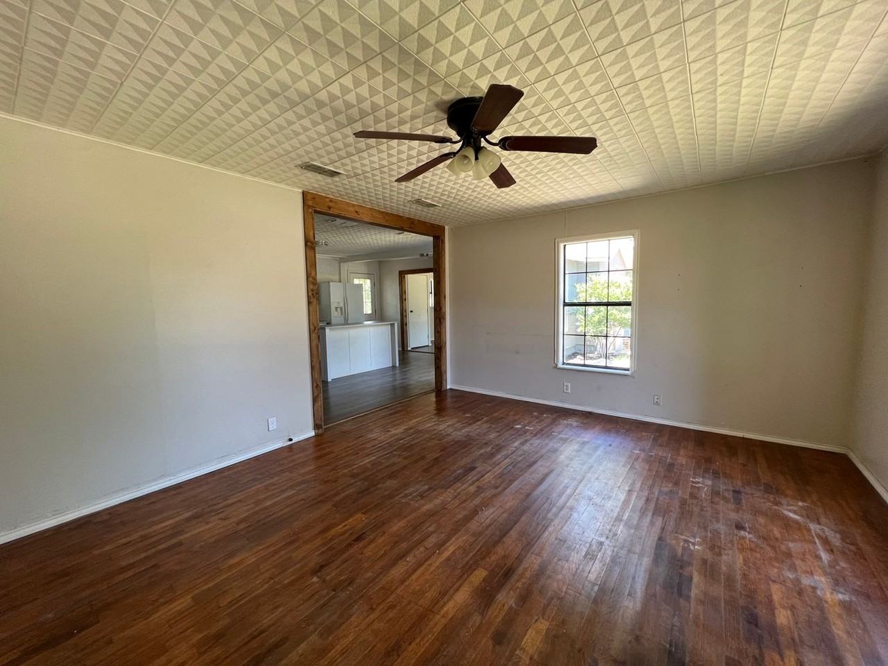 1435 W Groesbeck St - Photo 2 of 12