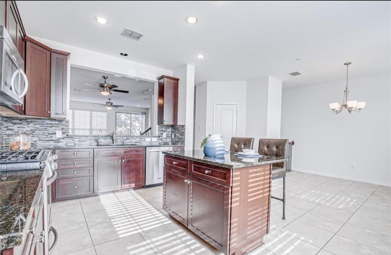 3916 Amberwood Dr - Photo 2 of 31