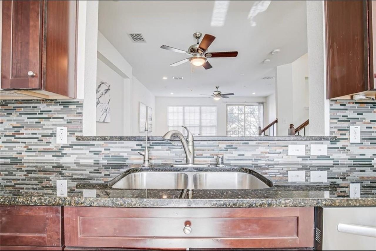3916 Amberwood Dr - Photo 3 of 31