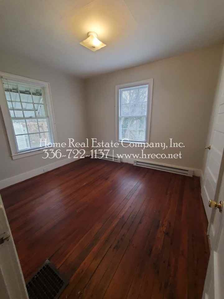 920 N Jackson Ave - Photo 2 of 8