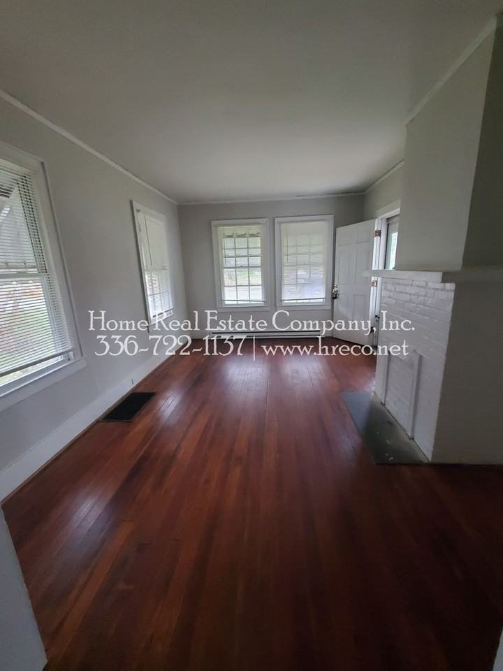 920 N Jackson Ave - Photo 3 of 8